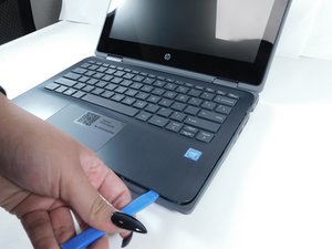 Langkah 3 — Mengangkat Keyboard Assembly