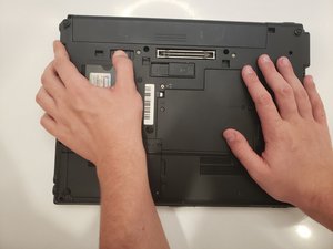 Langkah 1 — Matikan Laptop dan Hapus Baterai