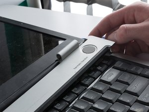 Langkah 1 — Membuka Panel Layar Laptop