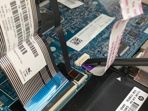 Langkah 6 — Lepaskan Kabel ZIF yang Terhubung