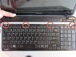 Langkah 2 — Lepaskan Keyboard