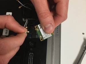 Langkah 3 — Menghubungkan Ulang Kabel Antena